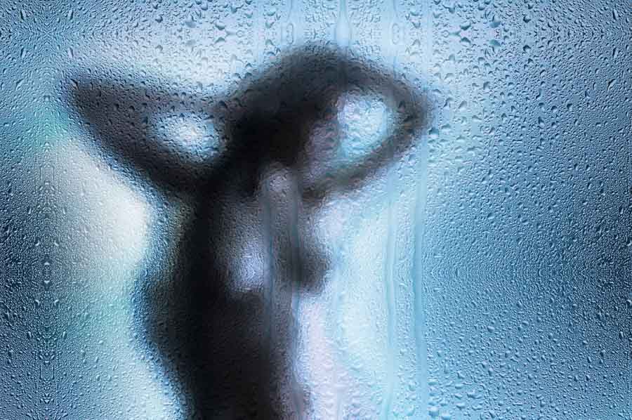 Donna nella doccia spiata da una telecamera nascosta